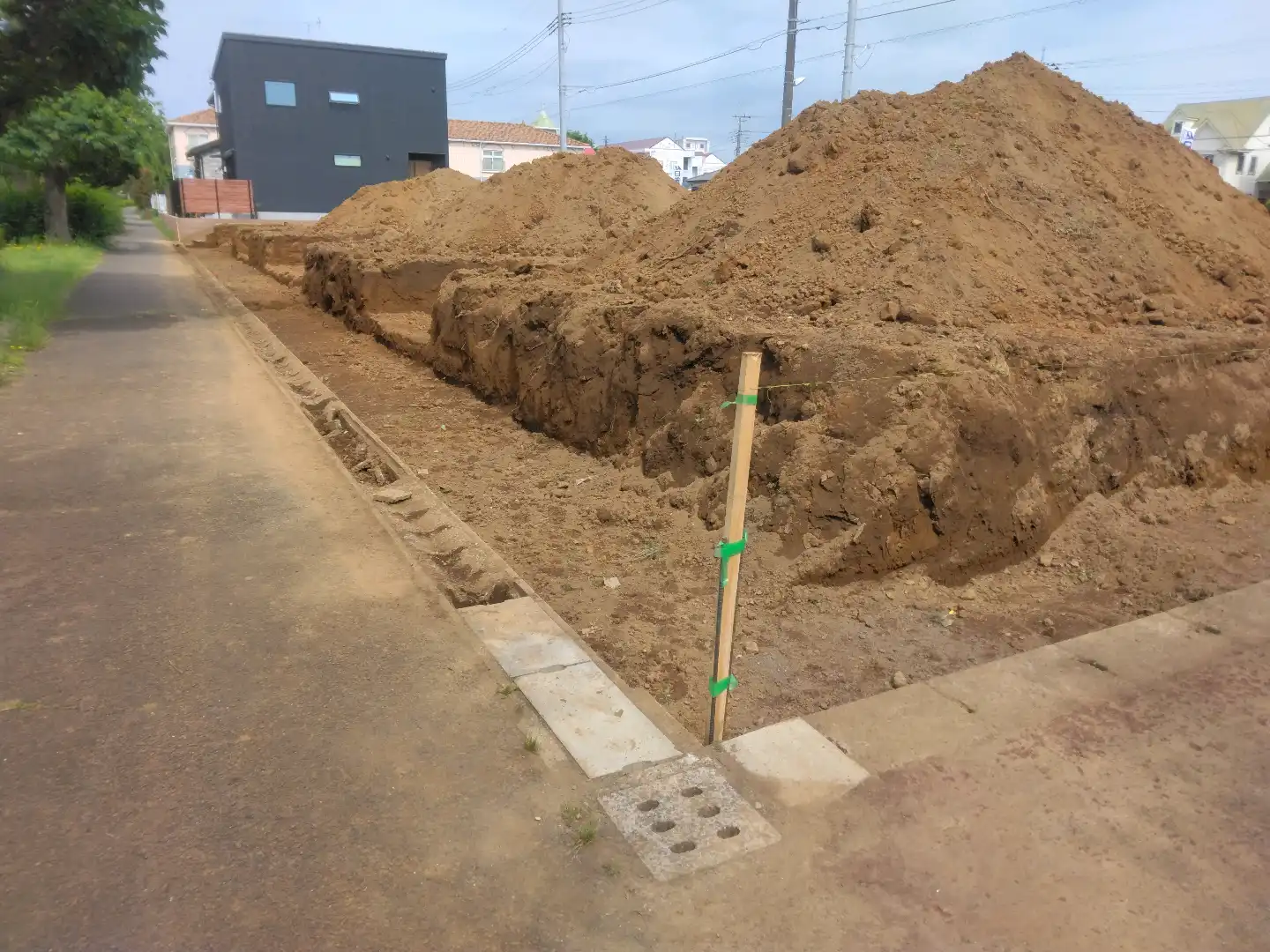 道路側溝蓋が破壊されています