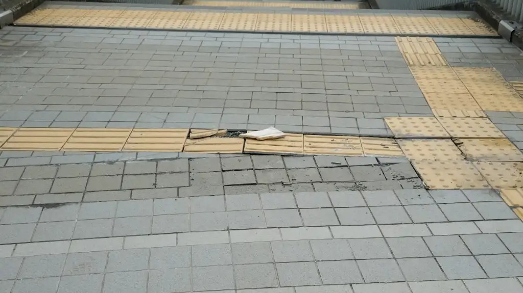歩道橋の路面タイル割れ