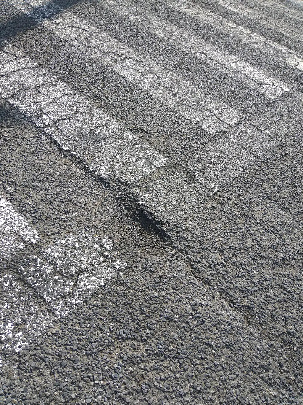 道路の凹