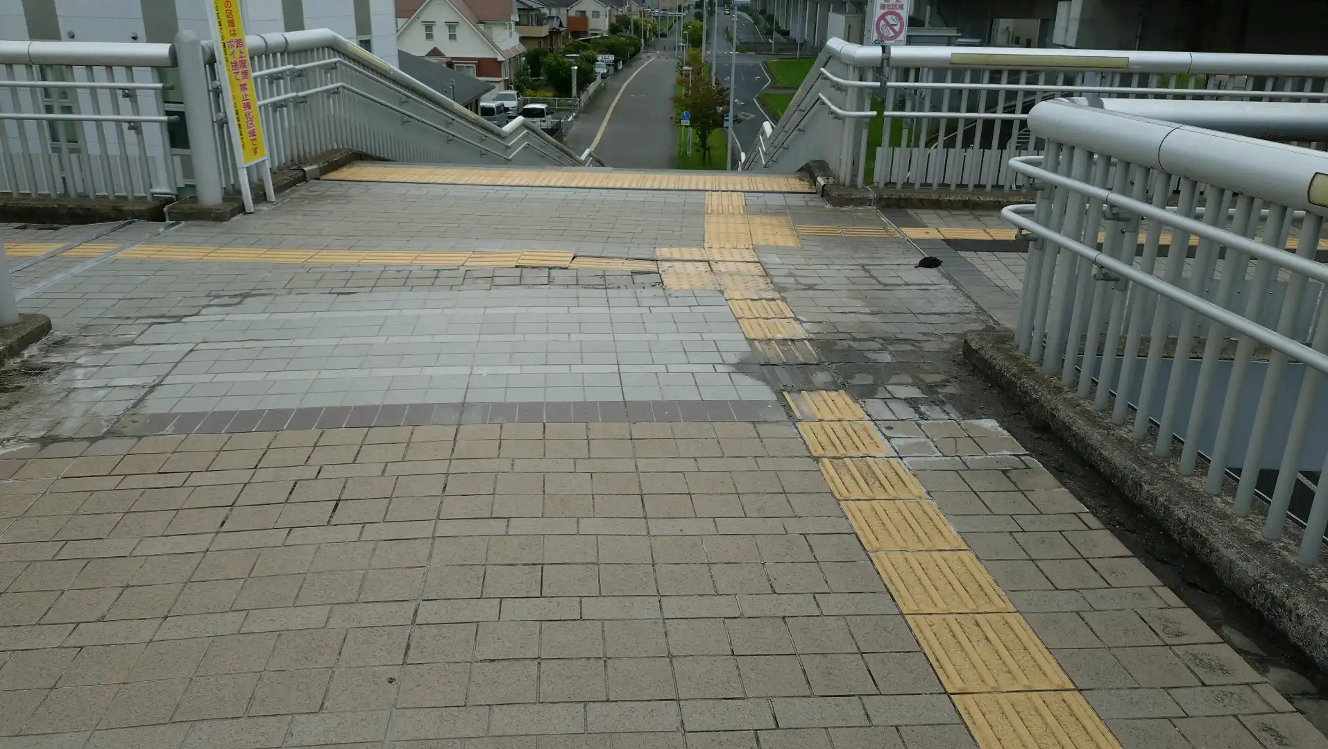 歩道橋の路面軟化、タイル割れ