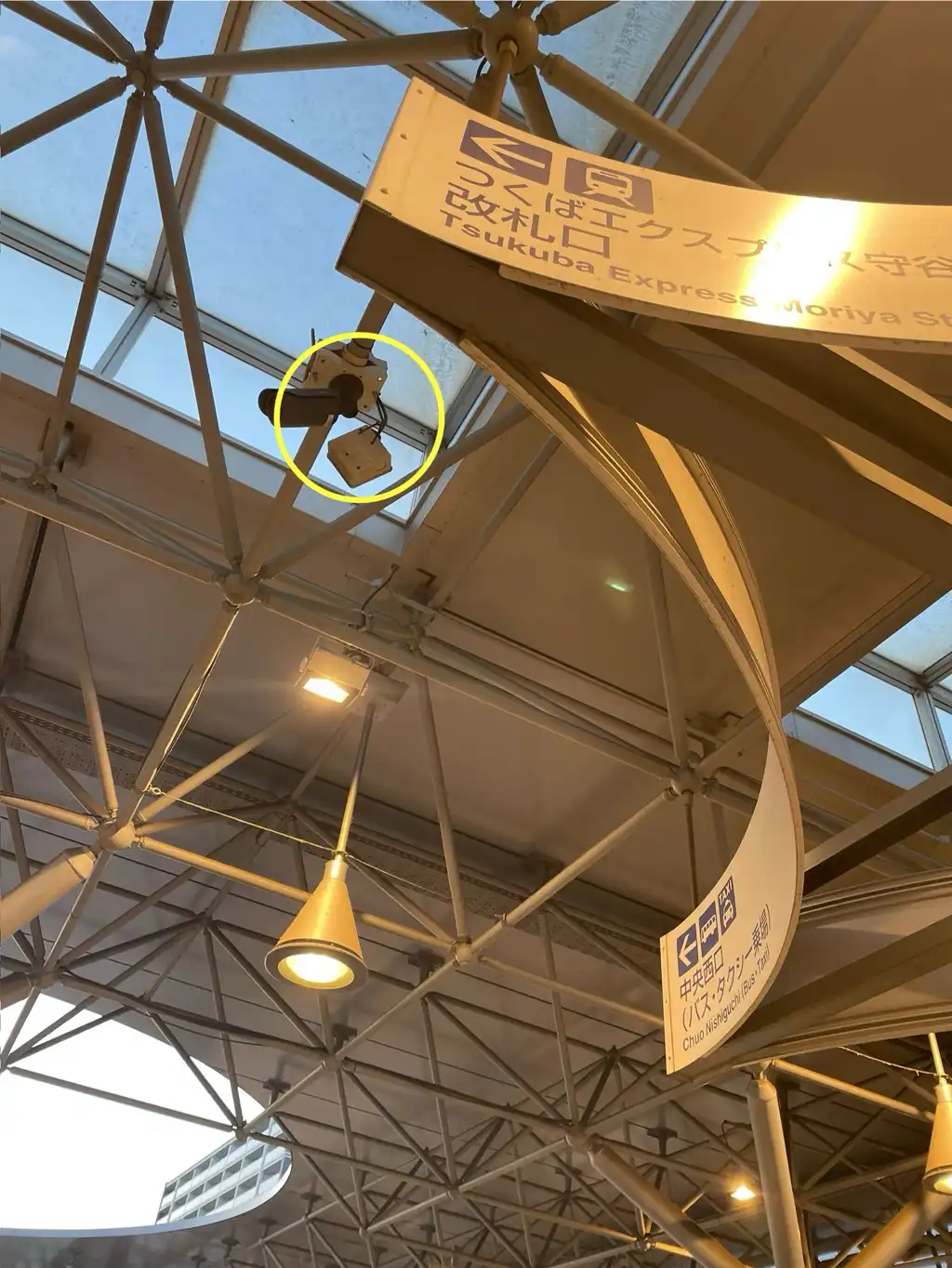 守谷駅自由通路のカメラ用ボックス脱落