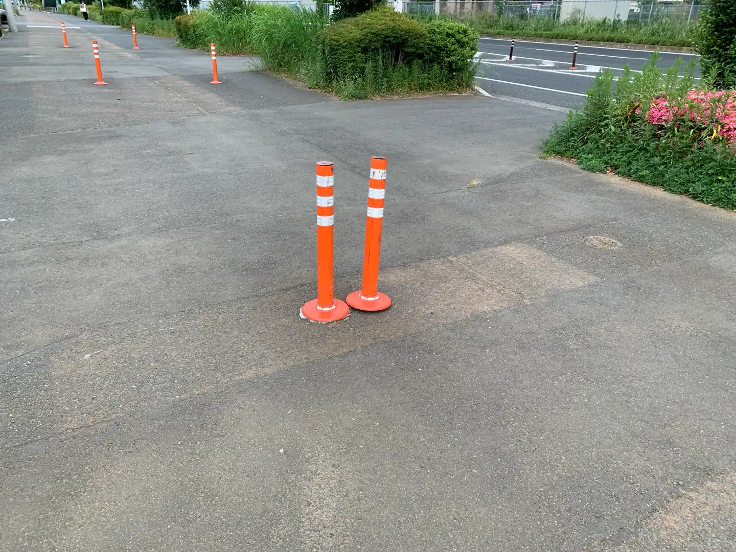 歩道のポールが外れている