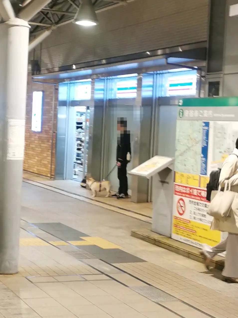 守谷駅自由通路への飼い犬侵入