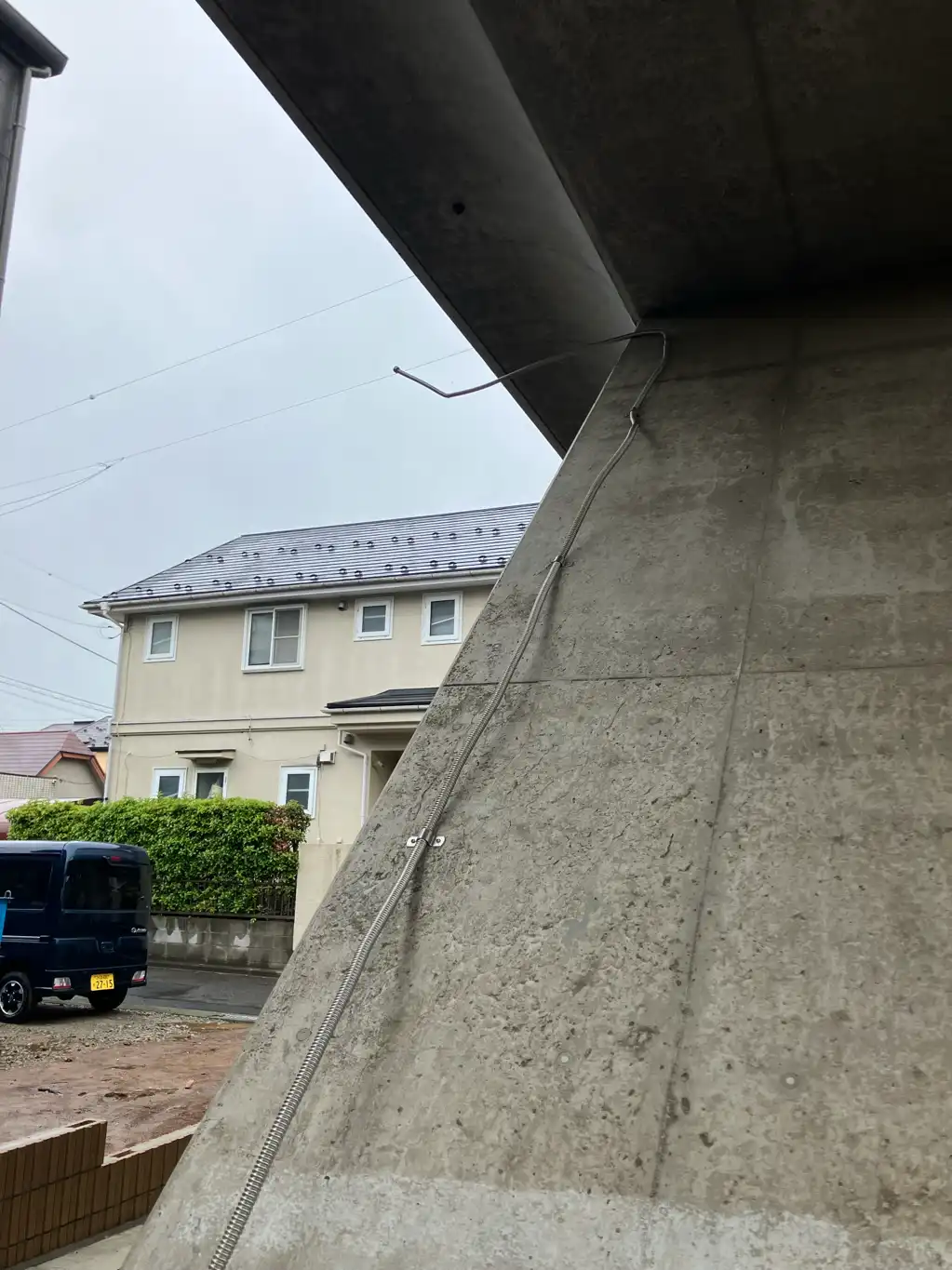 深田歩道橋の排水パイプ(？)が外れています