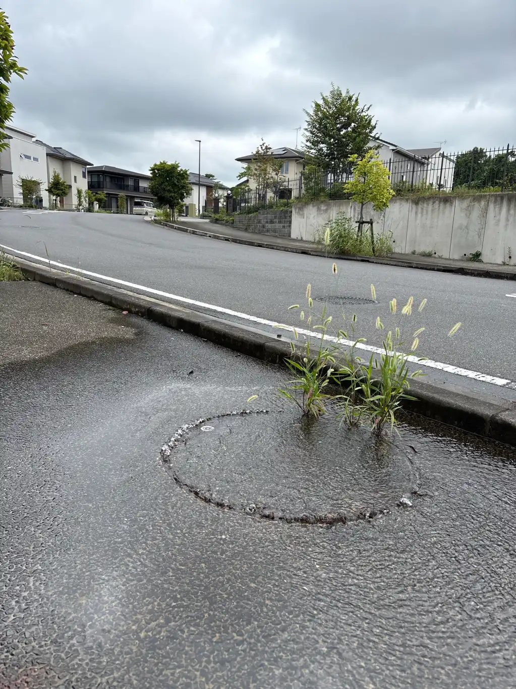 マンホールから水が出ている