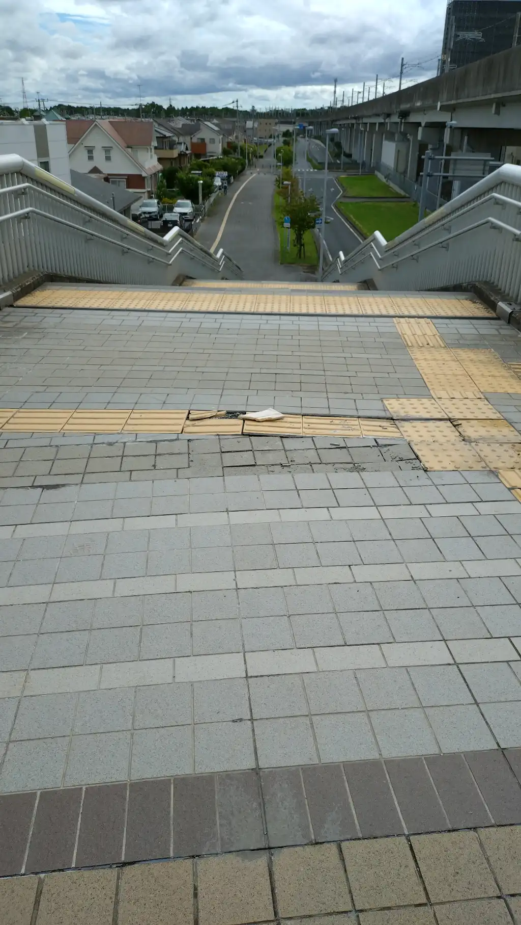 歩道橋路面のタイル割れ、点字ブロック割れ