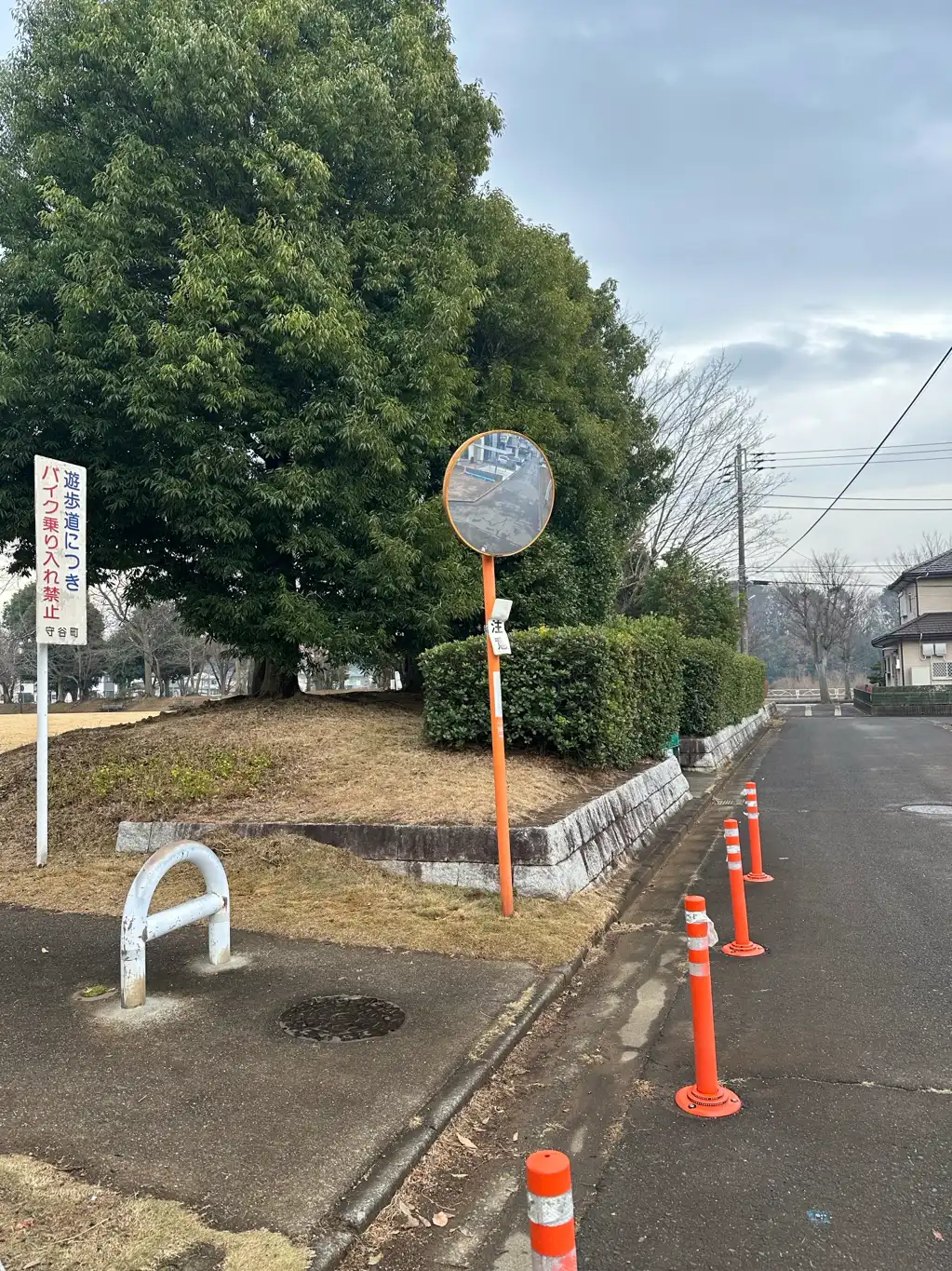 カーブミラー落下の恐れ