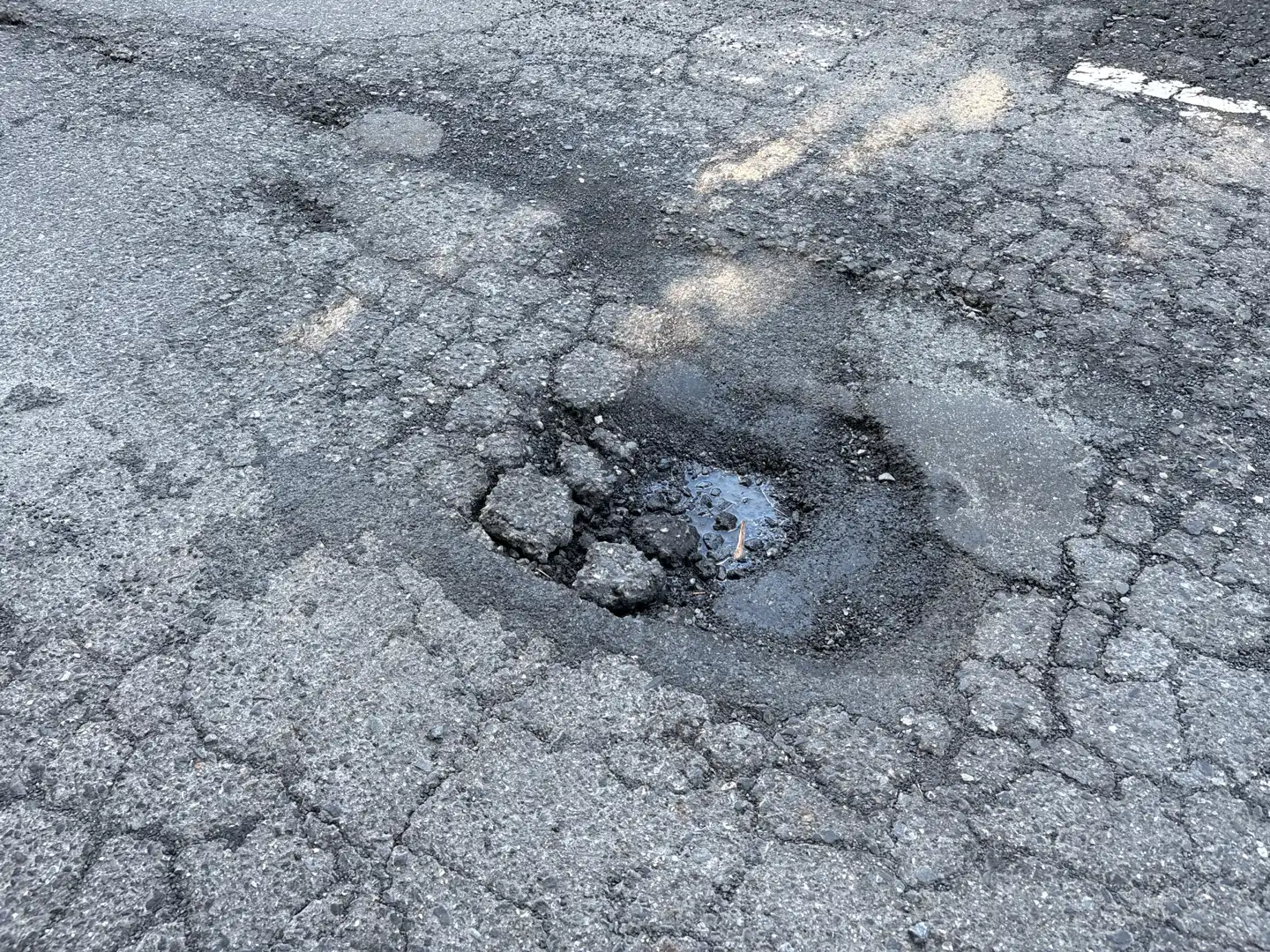 道路に穴