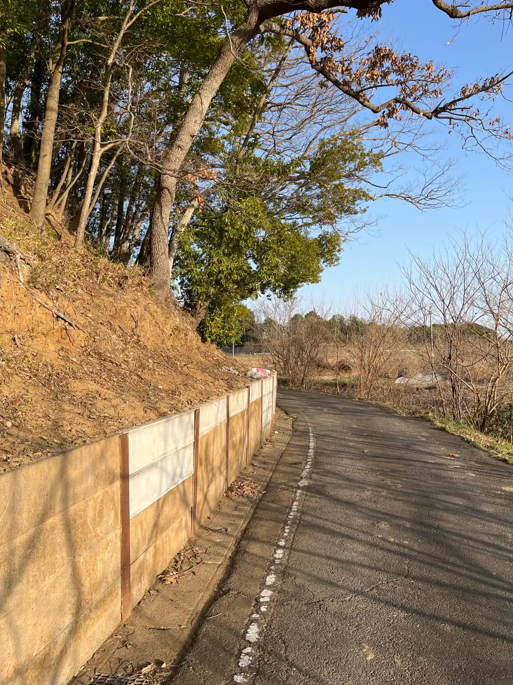 洗濯機用の吸い込みホースなどが、投棄されています。