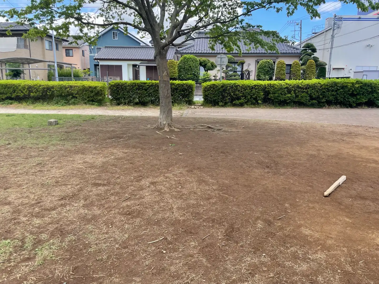 公園内に看板のゴミ？が落ちている
