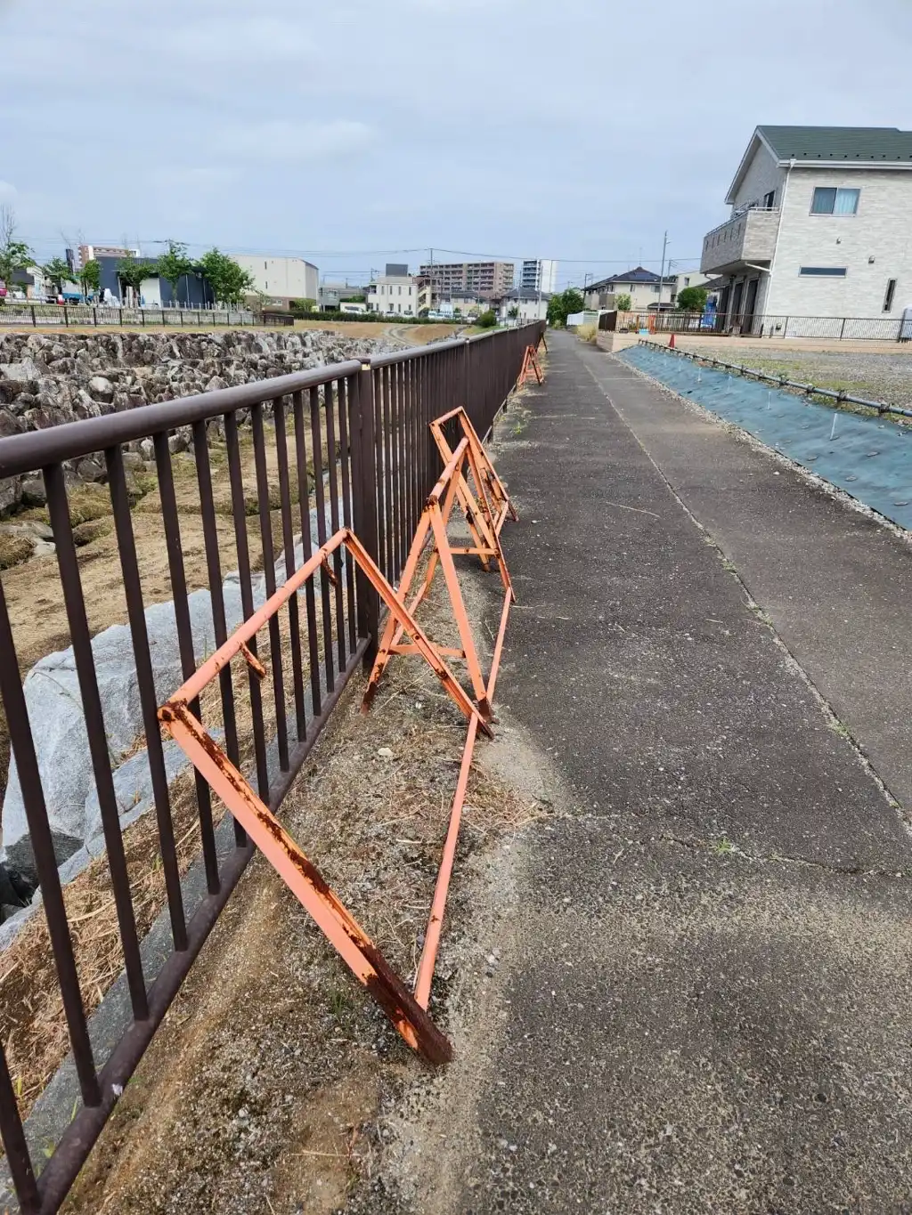 道路上の使わないバリケード