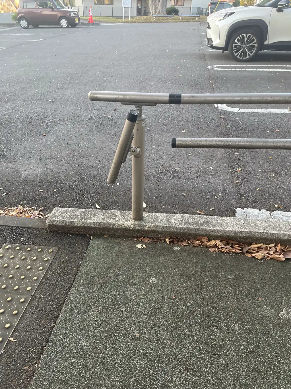 歩道の手すりの破損