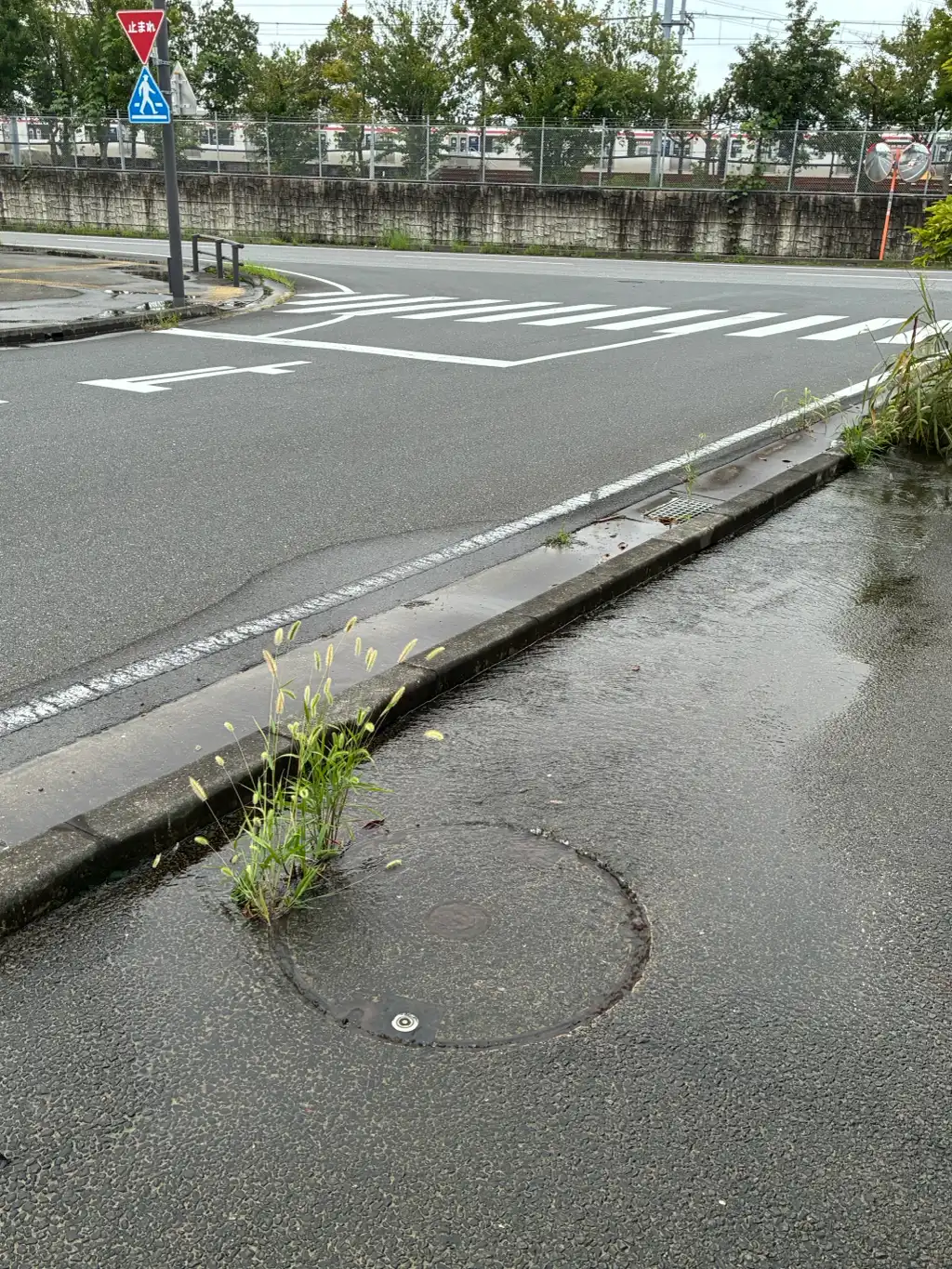 マンホールから水