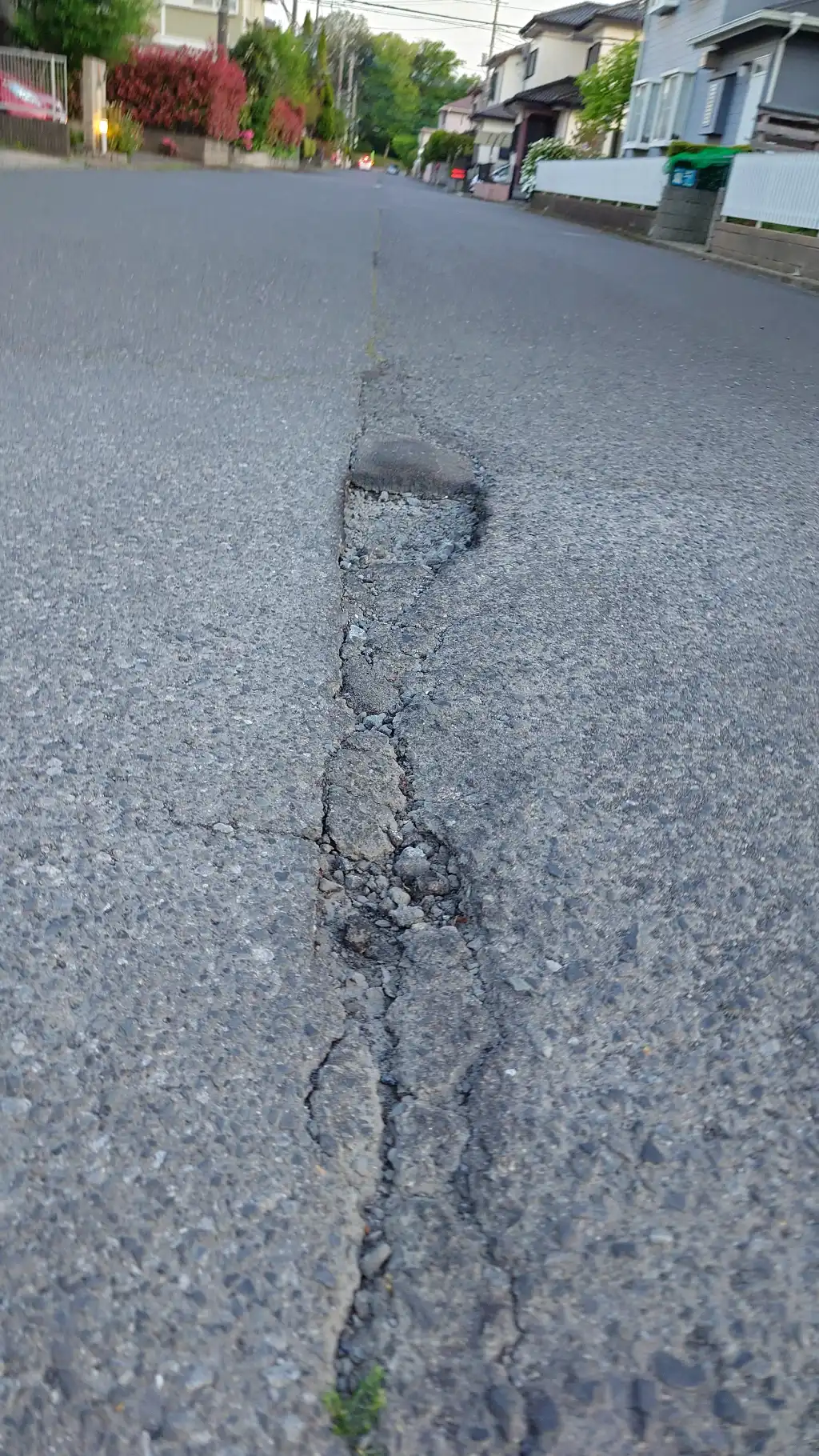 道路に穴があります