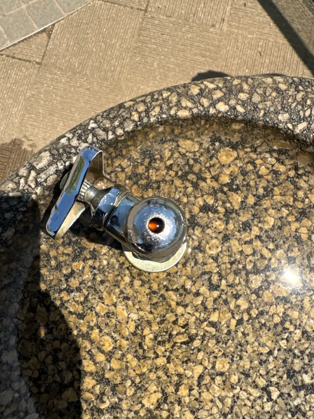 水飲み場の飲み口内の異物