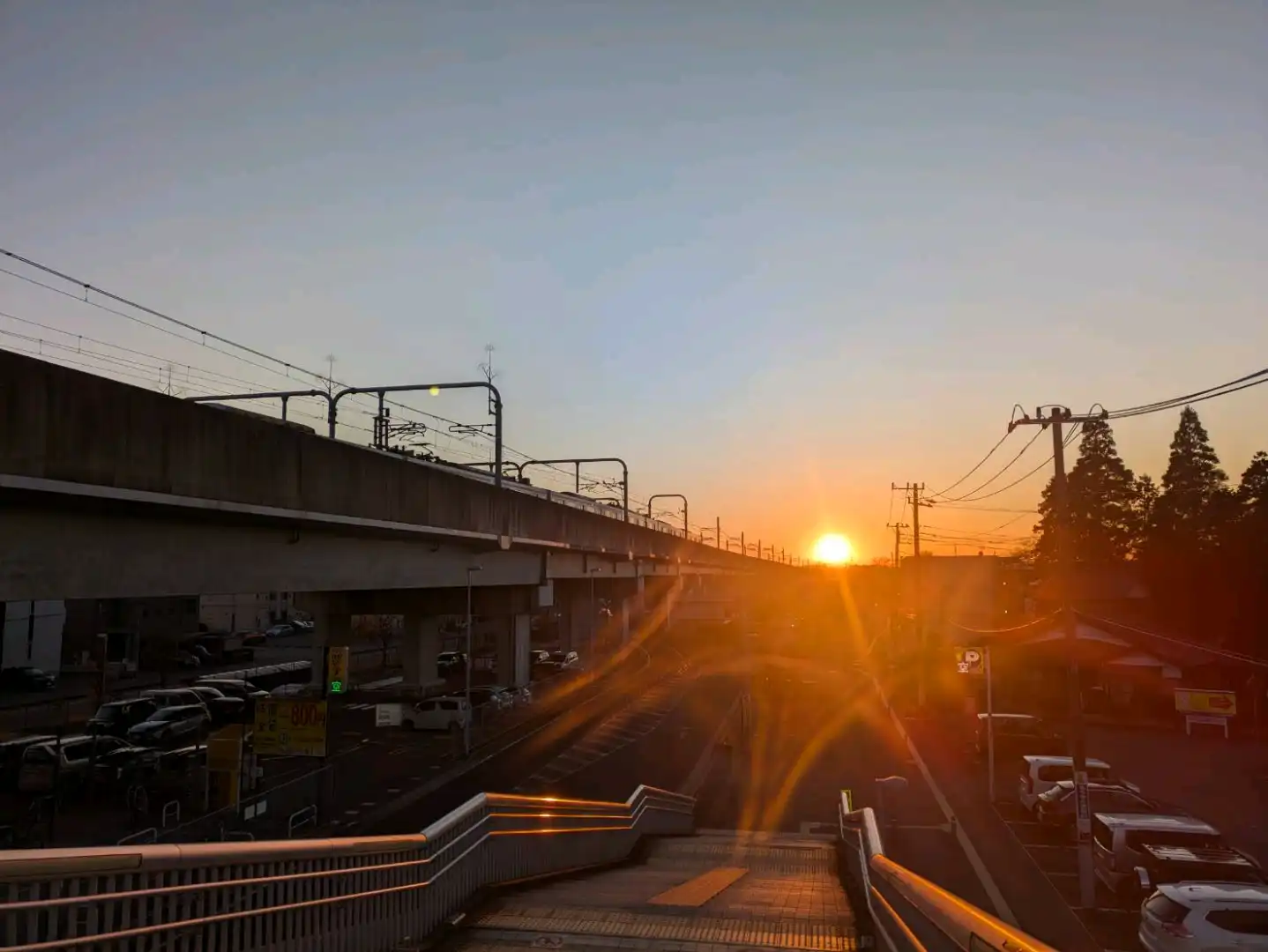 新年の美しい夕日とTX