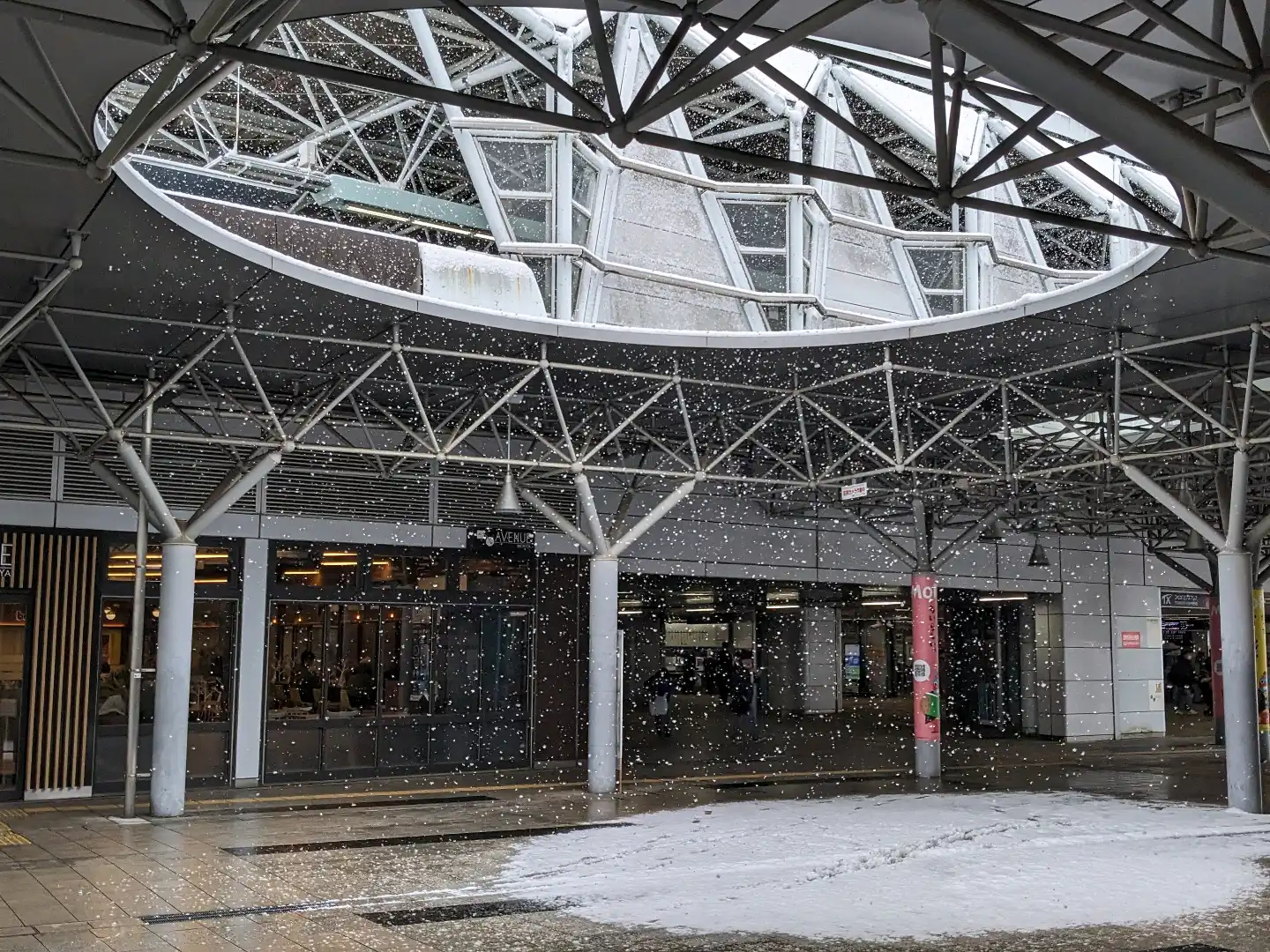 守谷の窓と白銀の円