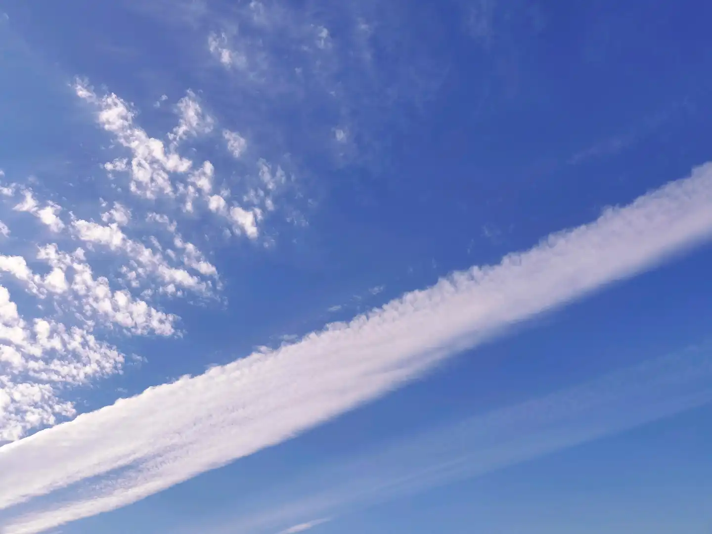 青空に、雲のアート。